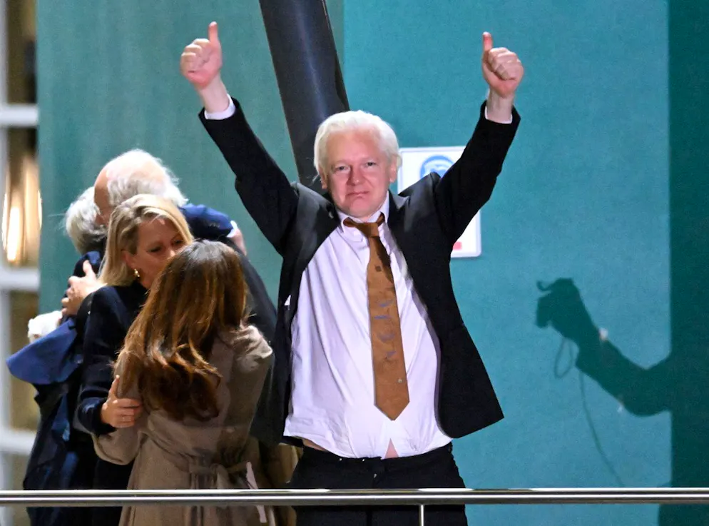 I fatti che hanno segnato il 2024 nel mondo. Dal 25 giugno il fondatore di WikiLeaks Julian Assange è un uomo libero. Dopo un'udienza durata ore si è dichiarato colpevole di violazione della legge sullo spionaggio. Il 52enne è noto soprattutto per la pubblicazione di cablogrammi militari e diplomatici riservati. Assange è stato liberato a condizione che lasci il Commonwealth americano. La giudice Ramona Manglona ha dichiarato che il tempo trascorso da Assange nella prigione di Belmarsh nel Regno Unito - 62 mesi - era appropriato.