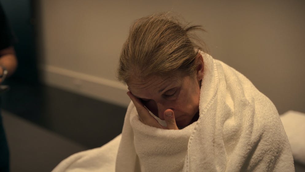 Doku «I Am: Céline Dion»: Erschütternde Bilder zeigen zehnminütigen Anfall. Nach dem medizinischen Notfall ist es der Sängerin peinlich, dass es vor laufenden Kameras passiert ist.