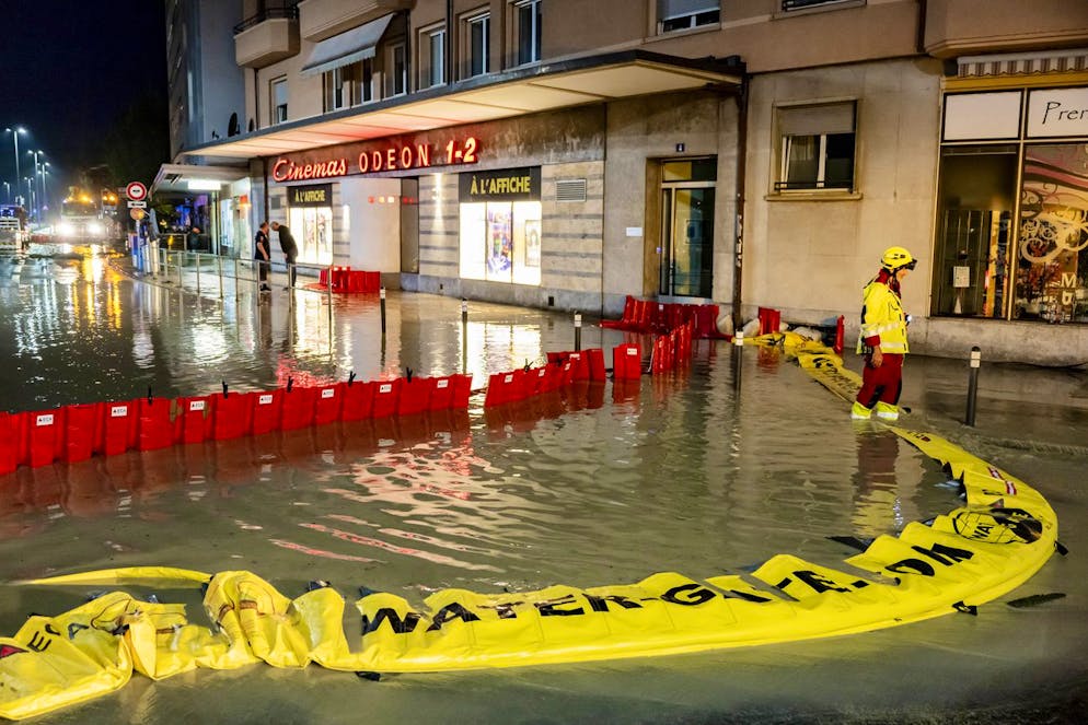 Forti temporali a Morges martedì 25 giugno 2024. Sono state messe delle barriere per contrastare la fuoriuscita della Morges.