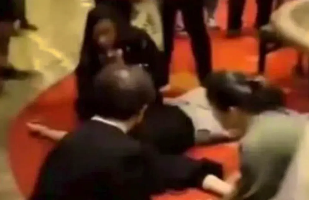 Il personale del Casinò presta i primi soccorsi a un uomo che, dopo aver vinto, ha avuto un attacco di cuore.