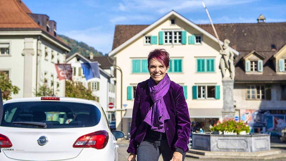 Finance Director Michéle Blöchliger (SVP) on her way to the Council Chamber, the venue of the District Council meeting. (Archive photo)
