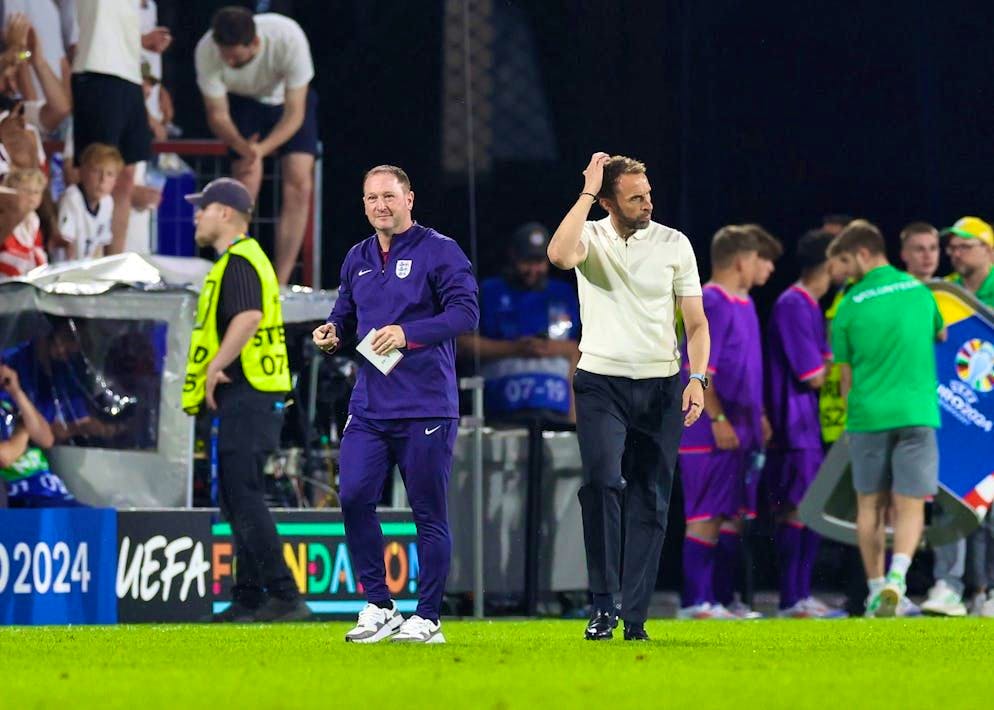 Crisis despite group win. England coach Southgate harshly criticized by media and pelted with beer cups by fans