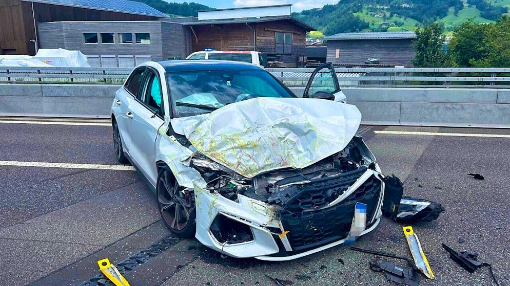 A car drove into a truck with an impact absorber on the A4 highway near Steinen SZ.