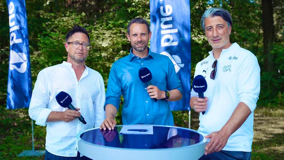 Da sinistra a destra gli specialisti di blue Sport Michael Wegmann e Manuel Rothmund con l'allenatore della nazionale Murat Yakin.