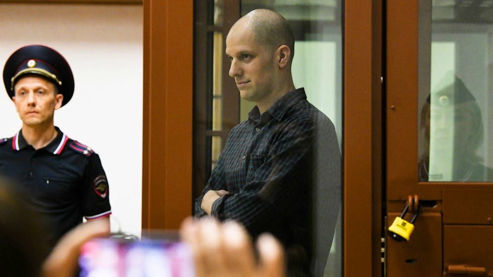 Der US-Reporter Evan Gershkovich steht in einem Glaskäfig in einem Gerichtssaal in Jekaterinbur: Ihm wird Spionage vorgeworfen.