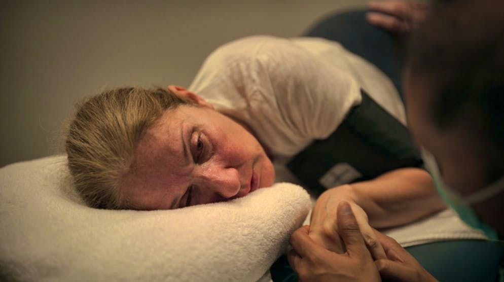 «I Am: Céline Dion»: immagini strazianti mostrano dieci minuti di crisi epilettiche. Durante le riprese, Céline Dion ha un attacco epilettico e deve essere assistita. Durante questo periodo non è in grado di muoversi e prova forti dolori.