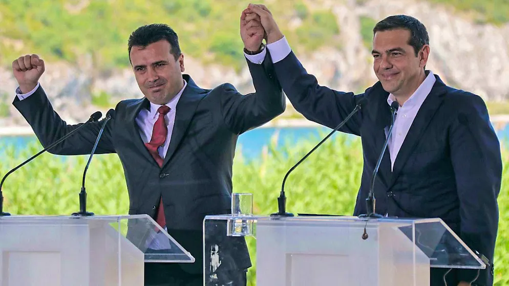ARCHIVE - The former heads of government of Greece and North Macedonia, Alexis Tsipras, right, and Zoran Zaev, celebrate the signing of a bilateral agreement in 2018. The agreement put an end to the name dispute between the two neighboring countries. But new tones from Skopje are causing outrage in Athens. Photo: Yorgos Karahalis/AP/dpa