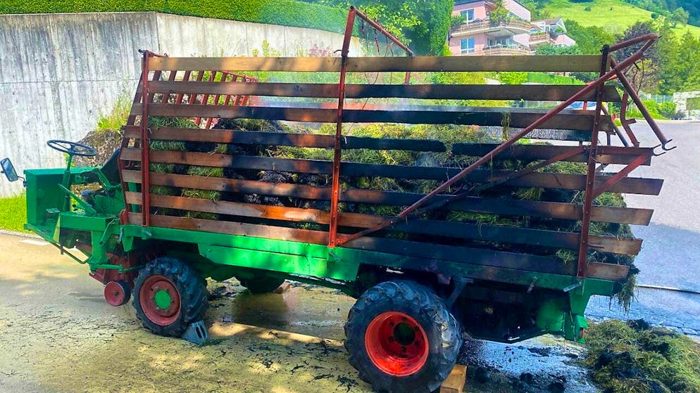 A hay loader caught fire in Walchwil ZG on Tuesday afternoon.