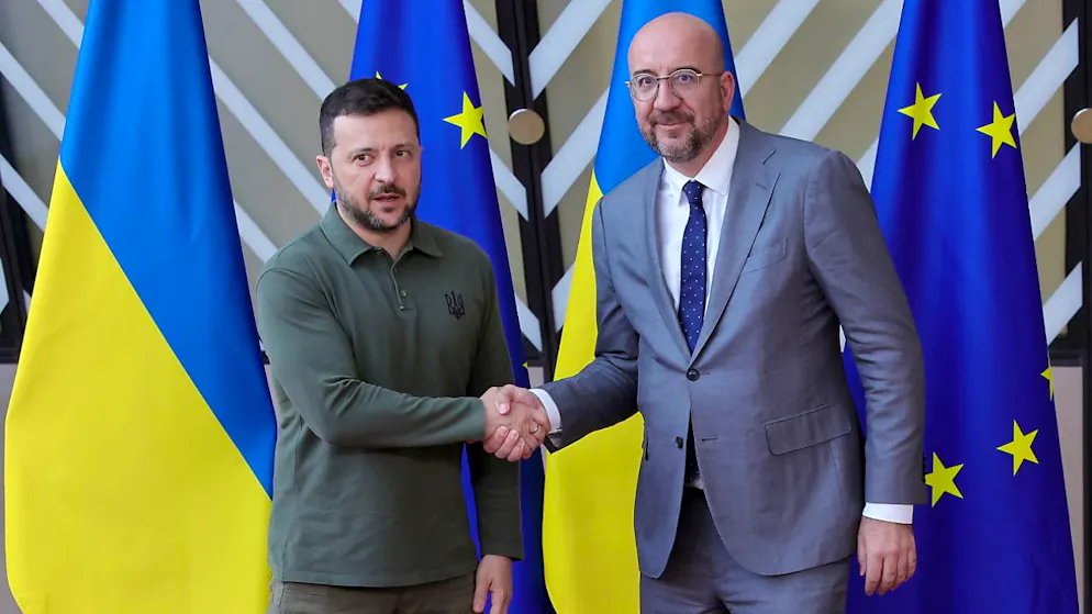 Il presidente del Consiglio Europeo Charles Michel (a destra) con il presidente dell'Ucraina Volodymyr Zelensky