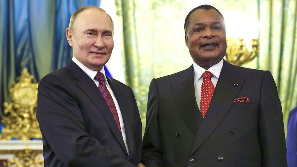 Il presidente russo Vladimir Putin (a sinistra) e il presidente della Repubblica del Congo Denis Sassou Nguesso