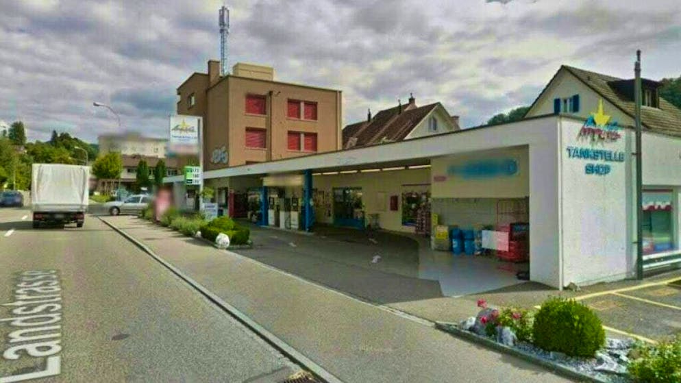 A 34-year-old man allegedly robbed this petrol station store in Nussbaumen AG in February and threatened the employee with a knife. The robber, who is being sought with the help of unpixelated images, has been arrested.