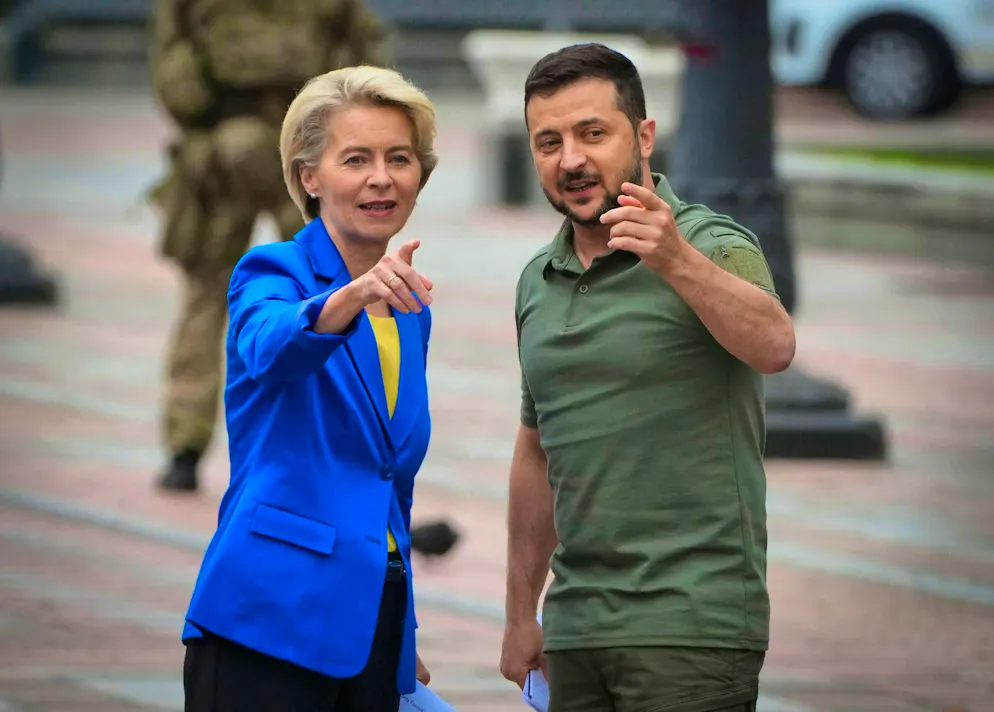 Volodymyr Selenskyj (right), President of Ukraine, and EU Commission President Ursula von der Leyen.