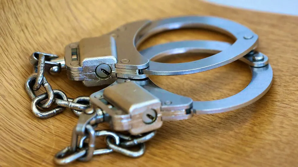 Two suspected perpetrators were arrested by Zug police after a robbery. (symbolic image)