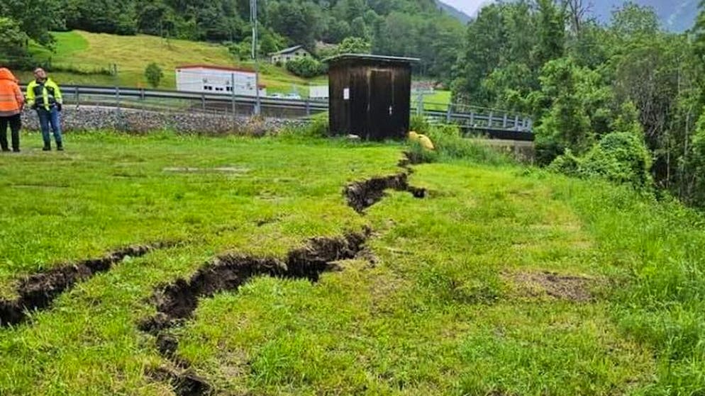 Dopo l'alluvione. Mesocco, scoperta un'ampia fessura ai piedi del Castello, la collina rischia di cedere