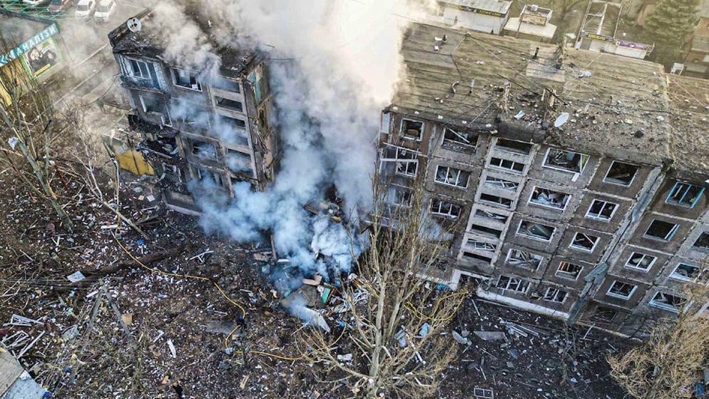 Ein Wohnhaus in der Stadt Selydowe nach einem russischen Raketenangriff. (14. Februar 2024) 