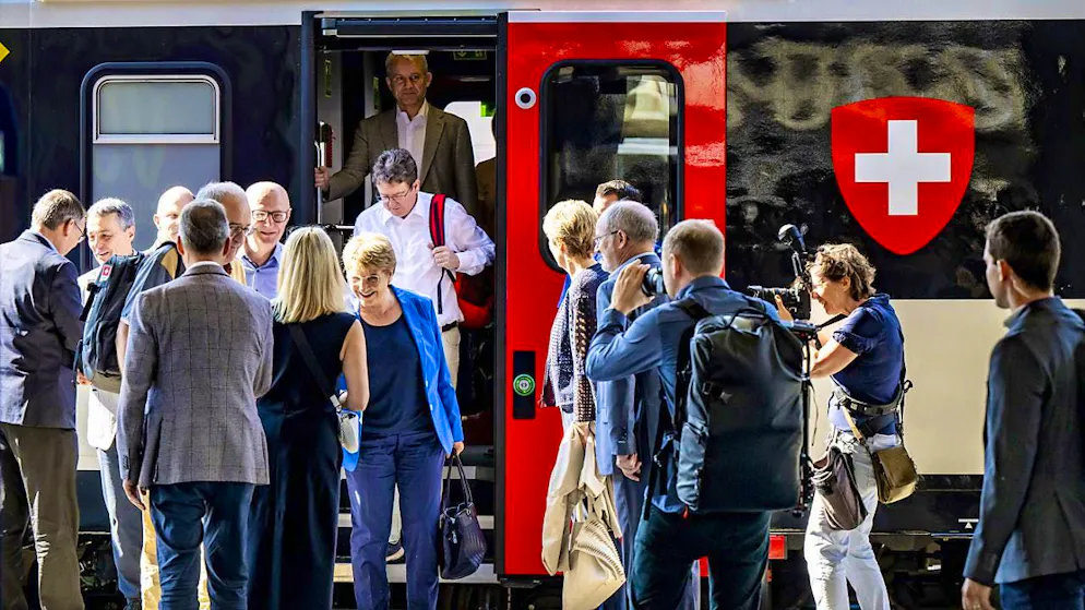 Federal Council visits home of President Viola Amherd - Gallery. The Federal Council arriving by train in Sion.