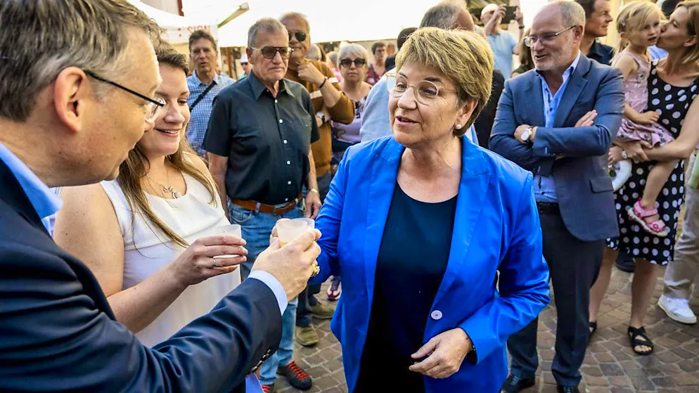 Federal Council visits home of President Viola Amherd - Gallery. President Viola Amherd and the President of the Valais cantonal government Franz Ruppen toast at the aperitif.