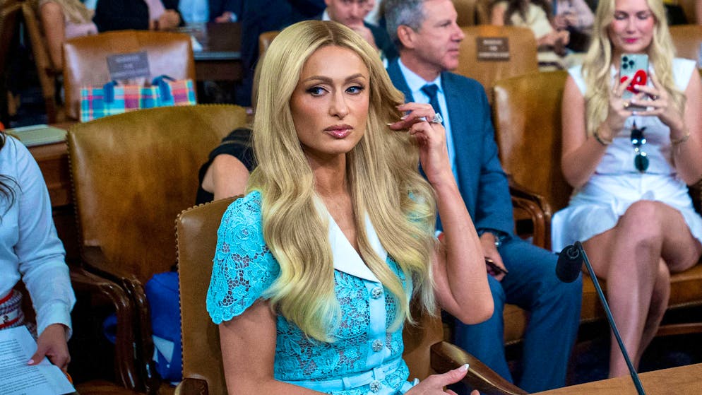 Paris Hilton sits in the US Congress and testifies against various institutions for difficult-to-educate young people.