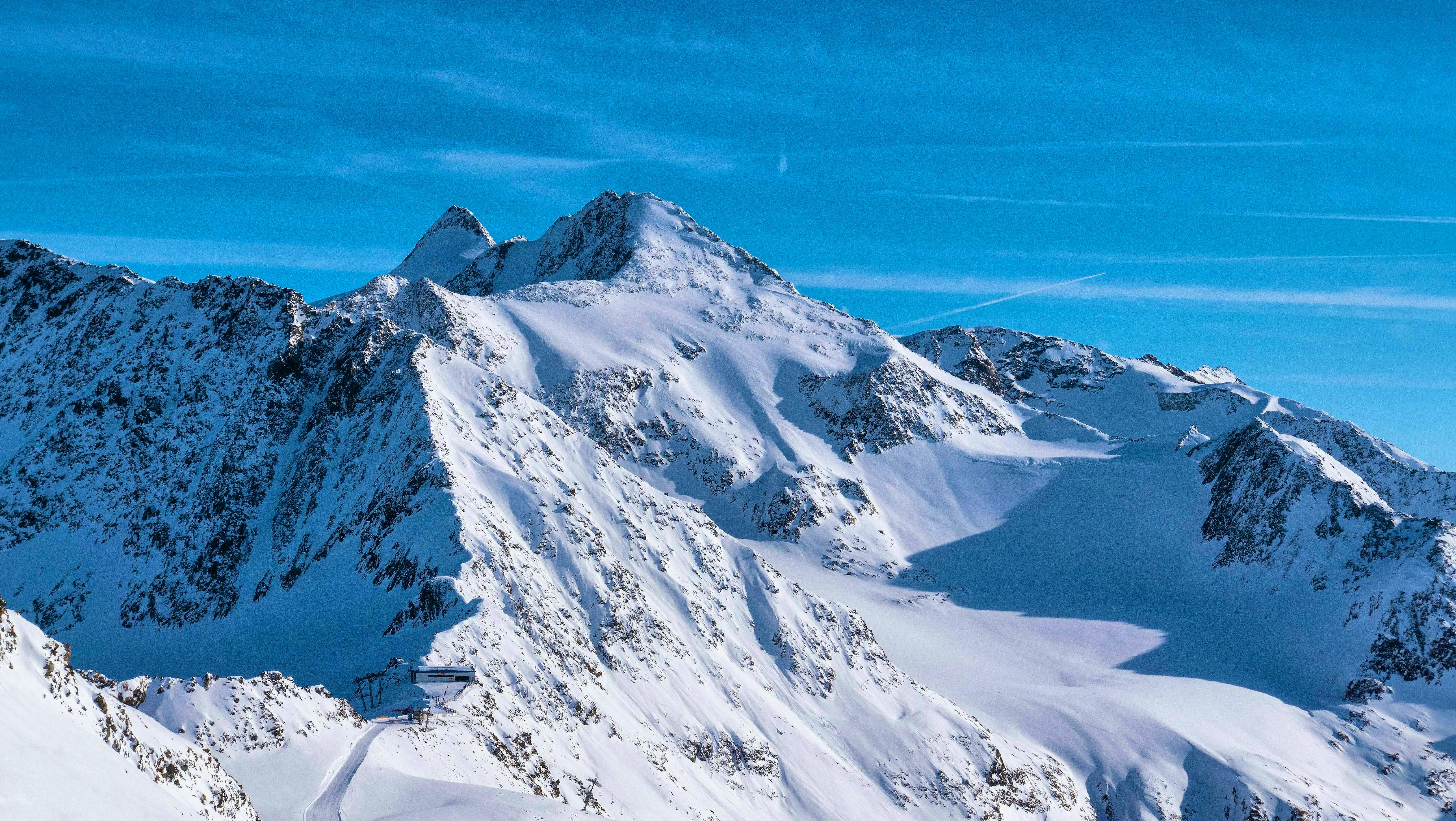 Accident in the Austrian Alps. Mountaineer pulls several others into the depths - and continues his tour
