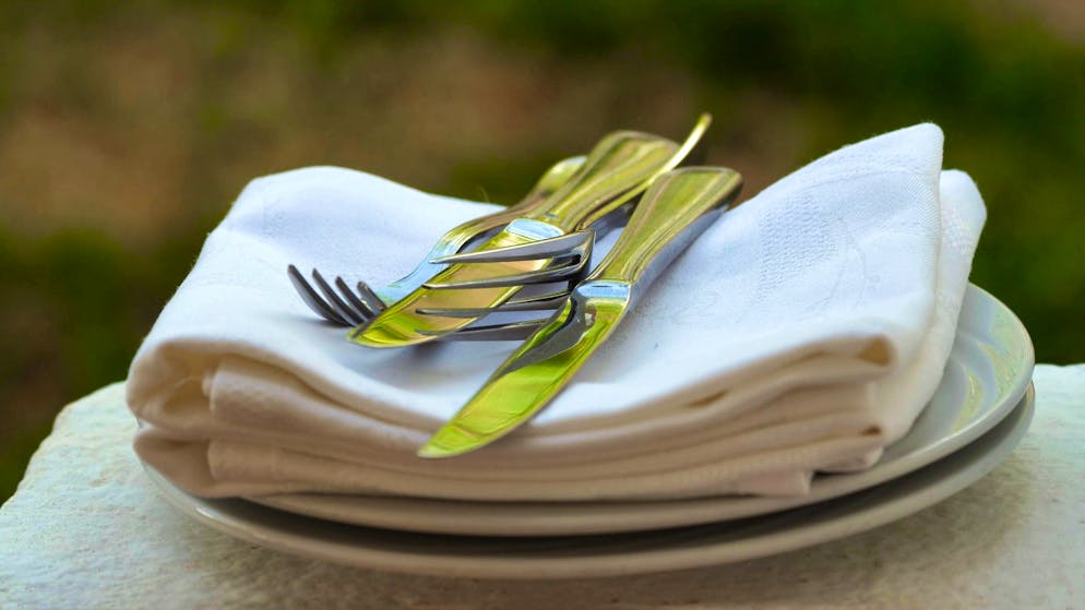 Nuova tassa per i clienti. Un ristorante bernese fa pagare chi mette il tovagliolo nel piatto, ecco perché