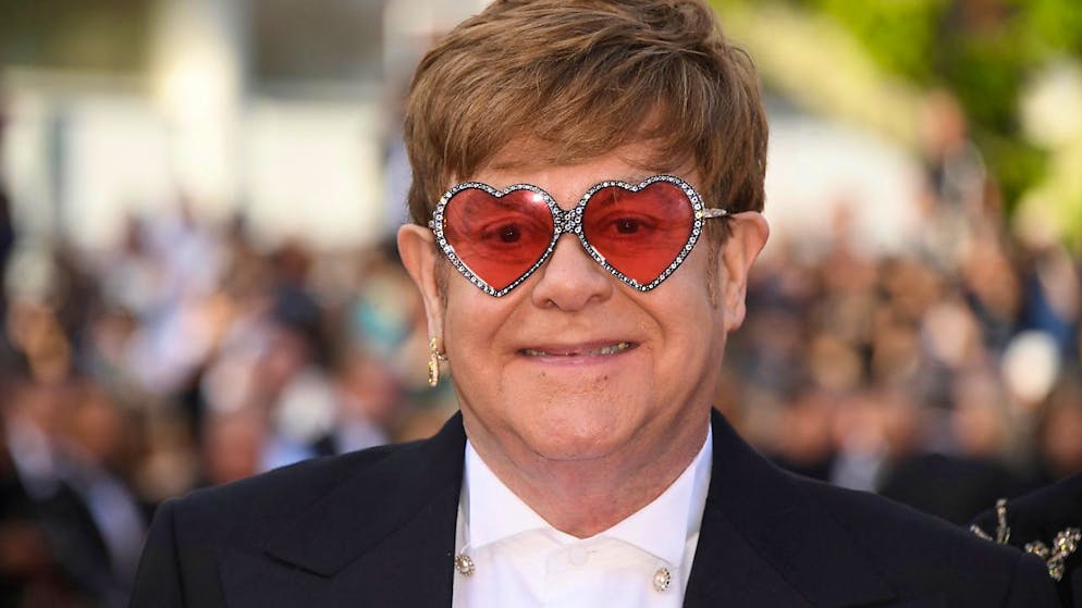 Ecco gli articoli in vendita. Su eBay il guardaroba di Elton John a favore dell'Aids Foundation