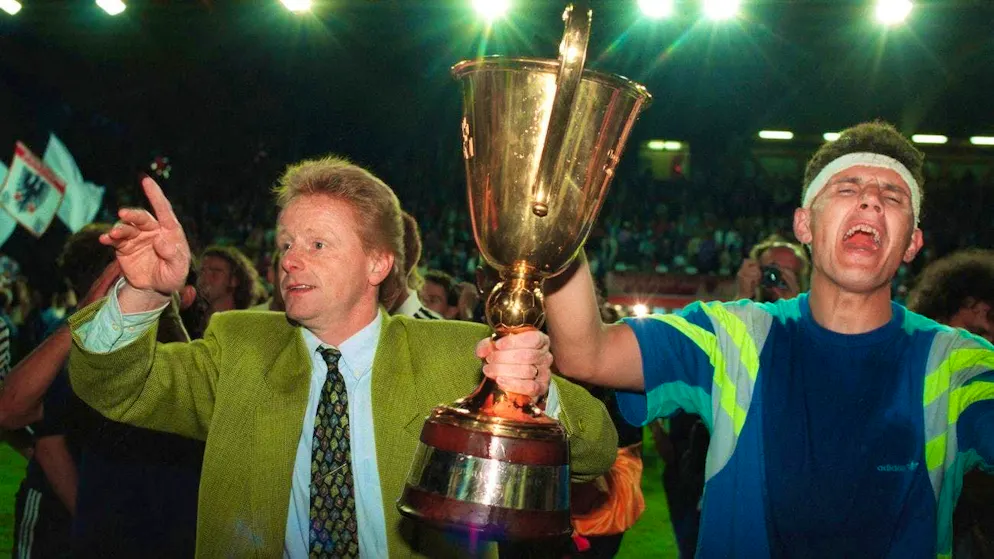 The then coach Rolf Fringer (left) and Petar Aleksandrov celebrate the championship title after the last match in their own stadium.