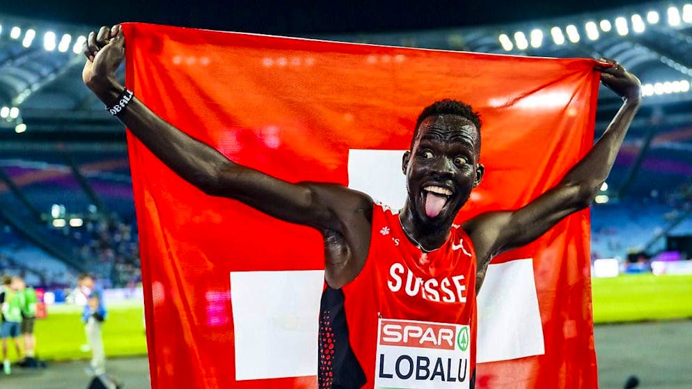 Exuberant joy: Dominic Lobalu after the bronze coupe with the flag of his new home country.