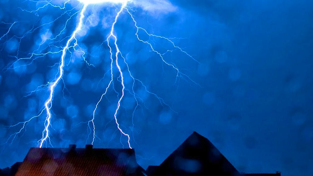 Bad timing for the public viewing of the European Football Championship round of 16 match between Switzerland and Italy on Saturday evening in Berlin: the weather forecasters are warning of heavy thunderstorms with storms and hail - mainly in western Switzerland. (archive picture)