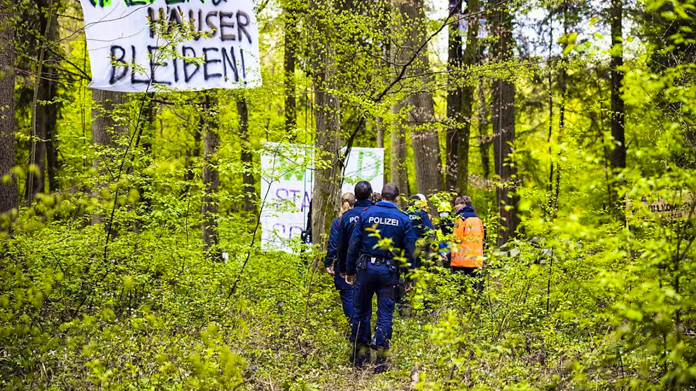 The police cleared the forest occupation in April 2023: Four activists are now defending themselves against the fines they received at Dielsdorf district court on Friday.