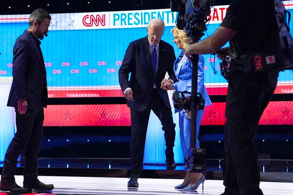 Il presidente Joe Biden e la first lady Jill Biden scendono dal palco al termine del dibattito presidenziale con l'ex candidato repubblicano alla presidenza Donald Trump ospitato dalla CNN.