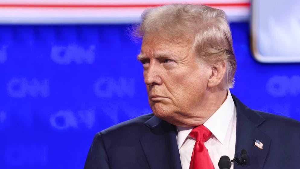 Ex-Präsident Donald Trump blickt in der ersten Fernsehdebatte gegen Joe Biden meist geradeaus – nicht zum US-Präsidenten hinüber, der zu seiner Linken steht. (27. Juni 2024) 