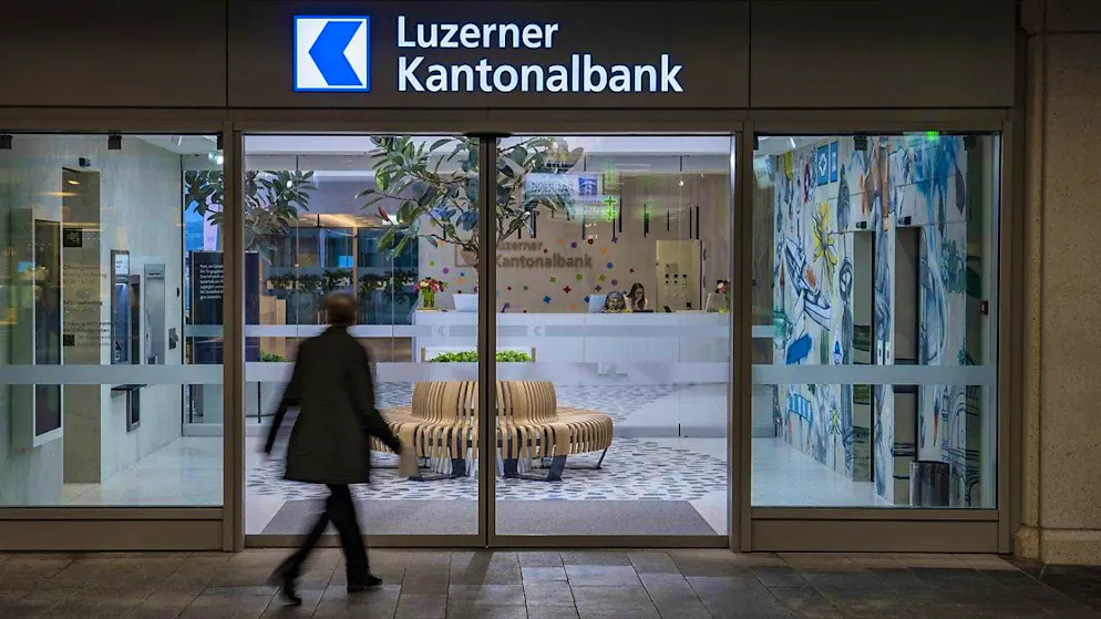 The entrance to the headquarters of Luzerner Kantonalbank on Pilatusstrasse in Lucerne. (archive photo)