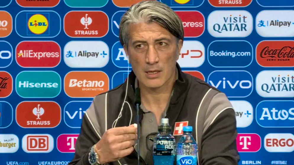 Murat Yakin in conferenza stampa alla vigilia della partita contro l'Italia.
