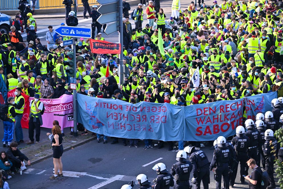AfD-Führungsduo bleibt – Weidel will «Hippie-Wahn» beenden - Gallery. Bis zu 100.000 Demonstranten aus ganz Deutschland und dem Ausland werden in Essen erwartet.