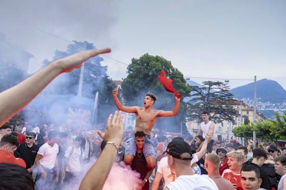 La gioia dei tifosi rossocrociati. La gioia dei tifosi della Nazionale svizzera si scatena sulle rive del Ceresio dopo il fischio finale della partita contro l'Italia, vinta per 2 a 0.
