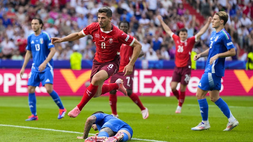 Remo Freuler (8) scavalca Gianluca Mancini