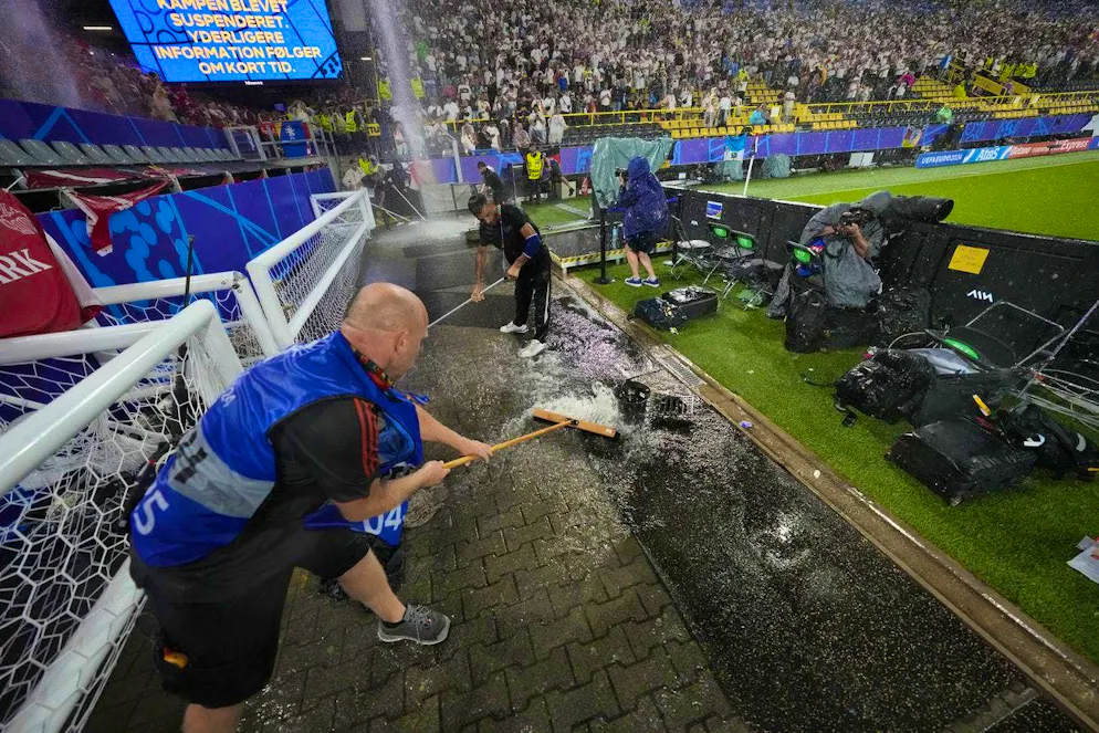 Doomsday atmosphere at the round of 16 final between Germany and Denmark. They are working hard here.