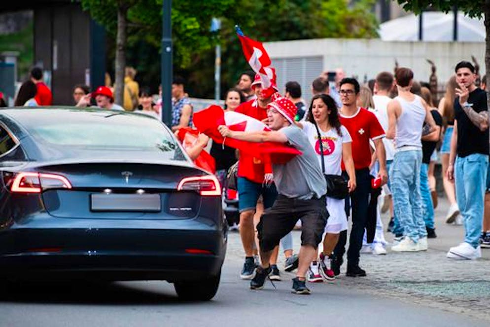 La gioia dei tifosi rossocrociati. La felicità e la soddisfazione sono troppe per essere contenute anche sulle rive del Lago Maggiore.