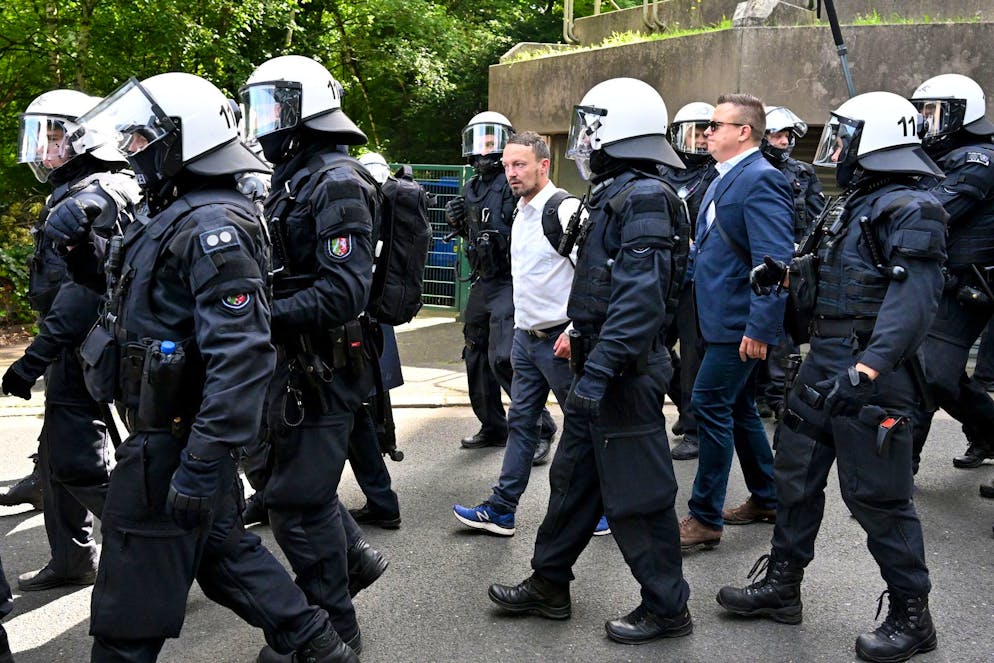 AfD-Führungsduo bleibt – Weidel will «Hippie-Wahn» beenden - Gallery. Teilnehmer des AfD-Bundesparteitags werden von der Polizei zur Essener Grugahalle eskortiert.