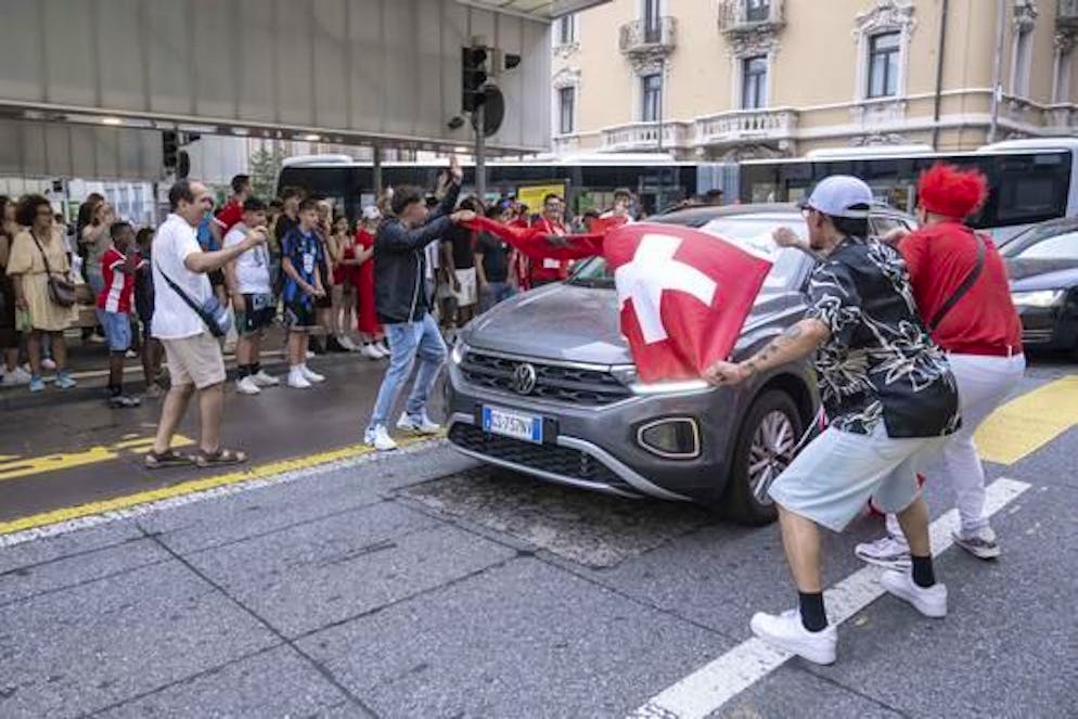 La gioia dei tifosi rossocrociati. E scattano anche i caroselli per strada, sempre a Lugano.