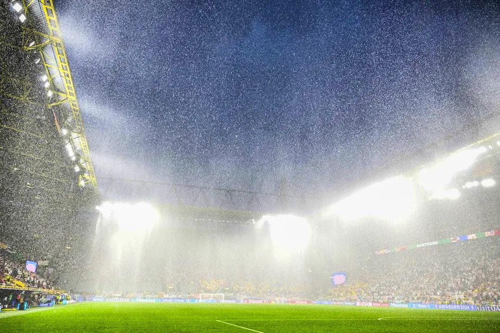Doomsday atmosphere at the round of 16 final between Germany and Denmark. First there is lightning and thunder, then it pours like a bucket and even hail sets in.