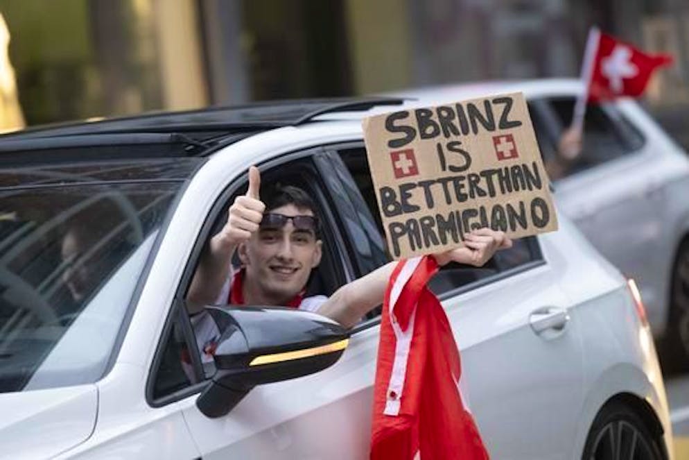 La gioia dei tifosi rossocrociati. «Sbrinz is better than parmigiano»: a Lugano un tifoso elvetico prende in giro cosi i vicini azzurri dopo la sconfitta.