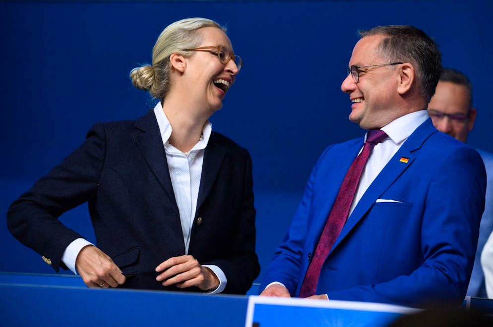 AfD-Führungsduo bleibt – Weidel will «Hippie-Wahn» beenden - Gallery. Alice Weidel und Tino Chrupalla unterhalten sich zu Beginn des AfD-Bundesparteitags in der Grugahalle in Essen.