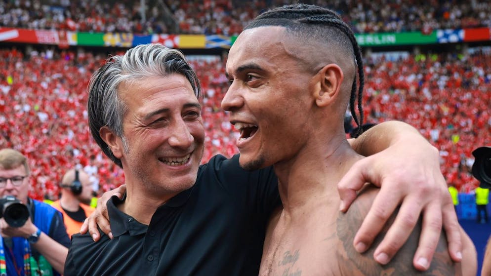 Murat Yakin savoure avec Manuel Akanji la prestation XXL de son équipe.