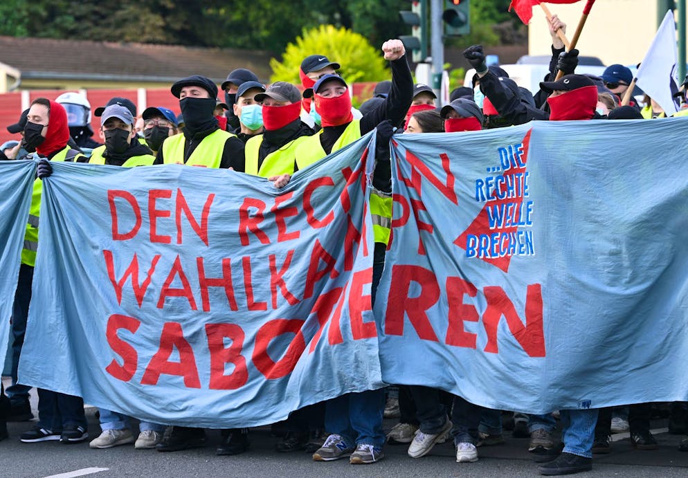 AfD-Führungsduo bleibt – Weidel will «Hippie-Wahn» beenden - Gallery. Demonstranten auf einer Zufahrtsstraße zum Gelände des AfD-Parteitags in Essen.