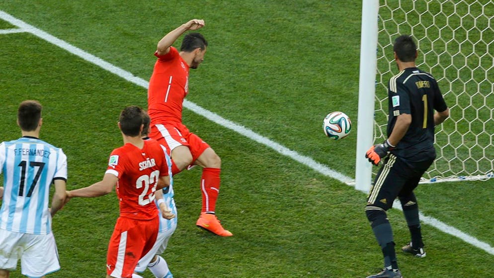 2014 in São Paulo: Blerim Dzemaili köpfelt den Ball im Achtelfinal gegen Argentinien an den Pfosten.