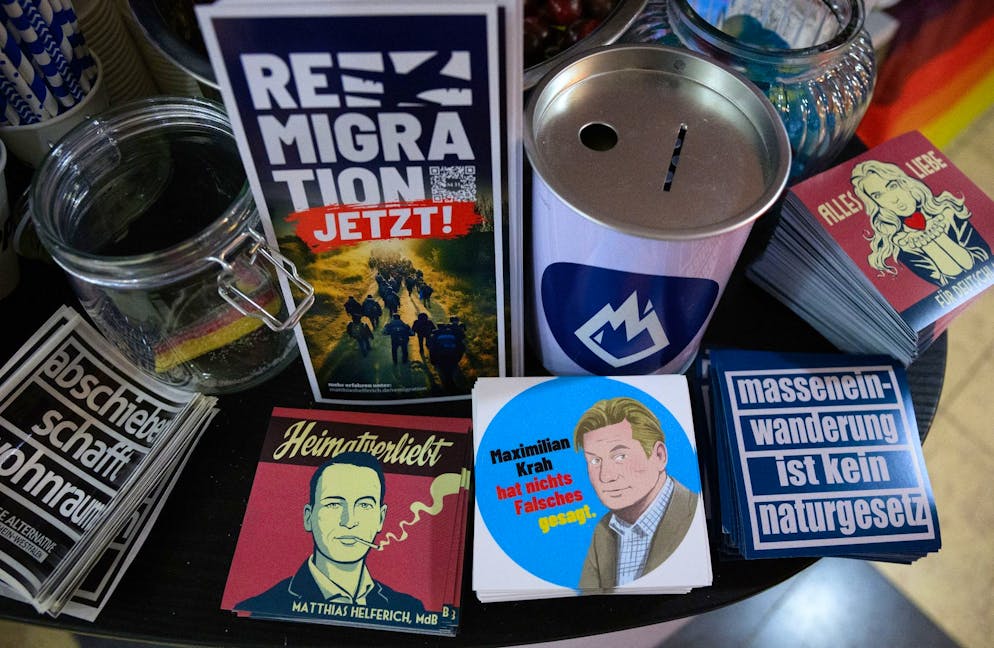 AfD-Führungsduo bleibt – Weidel will «Hippie-Wahn» beenden - Gallery. Flyer und Aufkleber mit Slogans wie «Abschieben schafft Wohnraum» und «Remigration jetzt!» liegen am Stand der AfD-Jugendorganisation Junge Alternative beim Afd-Bundesparteitag.