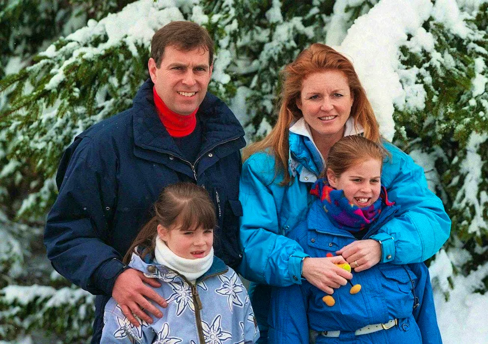 Un ritorno di fiamma tra il principe Andrea e Sarah Ferguson?. La coppia è stata sposata dal 1986 al 1996. Ancora oggi vanno molto d'accordo. Qui con le figlie Beatrice (a destra) ed Eugenie mentre sciano nella stazione vallesana di Verbier nel 1999.