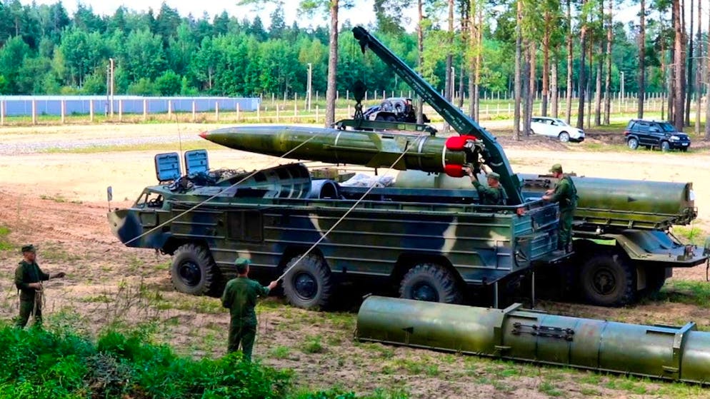 HANDOUT - In this video still provided by the Belarusian Defense Ministry via VOENTV, Belarusian army soldiers prepare a rocket launcher. Photo: Uncredited/AP/Belarusian Defense Ministry via VOENTV/dpa