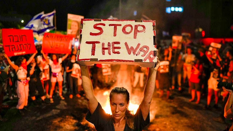 People protest against the government of Israeli Prime Minister Netanyahu and demand the release of hostages held by the Palestinian Hamas in the Gaza Strip. Photo: Ohad Zwigenberg/AP/dpa